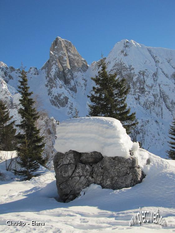 23 Un masso con il cappello.JPG